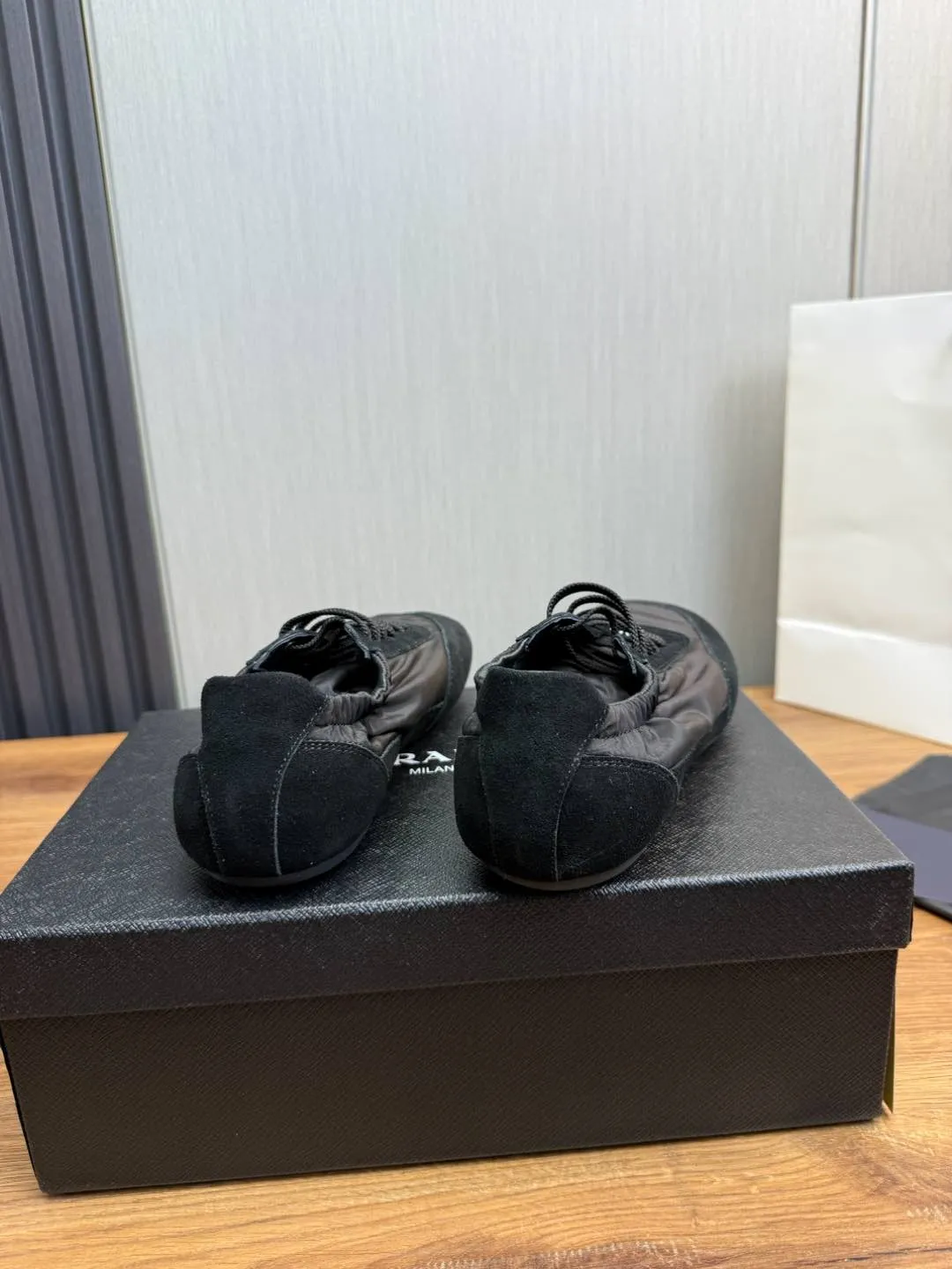 Men's shoes 💰600💰 PRADA 2025 Early Spring Collapse New Couple Style Sports Shoes Moral Training Shoes The name Collapse comes from the fact that it can be easily put on and taken off with bare hands. The light and comfortable features make it more relaxed and casual. The side elastic design can be worn twice! Super comfortable catwalk sneakers, as light and thin as ballet slippers, as comfortable as sneakers, comfortable and super light on the feet. Fabric: nubuck leather spliced ​​with nylon cloth. Silk cowhide foot pads. Size: Women's code 35/40 Men's code 39/45